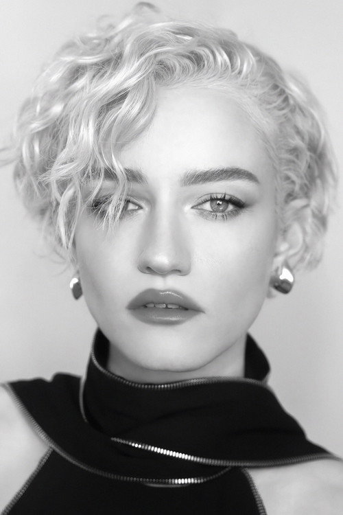 Julia Garner jako Justine w obsadzie Zniknięcia